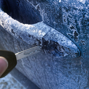 Если замерз замок в машине: способы открыть дверь и что нельзя делать